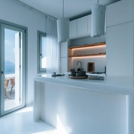 Eight Infinity -- Cliffside -- Vila *