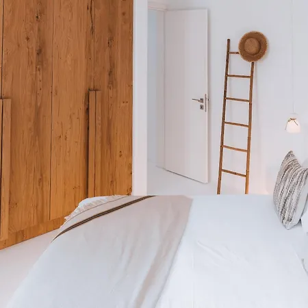 Vila Eight Infinity -- Cliffside -- Plaka (Milos)