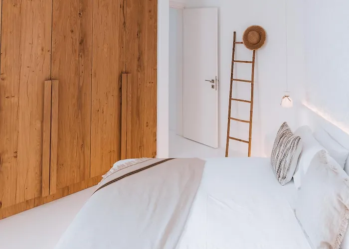 Villa Eight Infinity -- Cliffside -- Plaka (Milos)